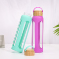 Großhandel Silikonhülle Tumbler Wasserflasche Glas Getränk Bambusdeckel Sport Shaker Glas Wasserflaschen